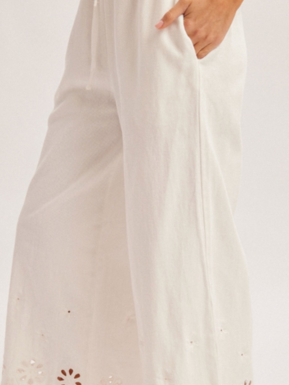 NWT Hem & Thread white elastic waist crop wide leg pant with flower detail